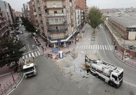 Estado de las obras que mantienen cortada la salida del paseo de Farnesio (derecha) hacia la avenida de Segovia.