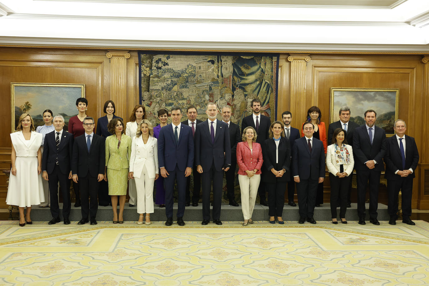 Foto de familia del Gobierno con el rey Felipe VI. A la derecha de la imagen, Ana Redondo y Óscar Puente.