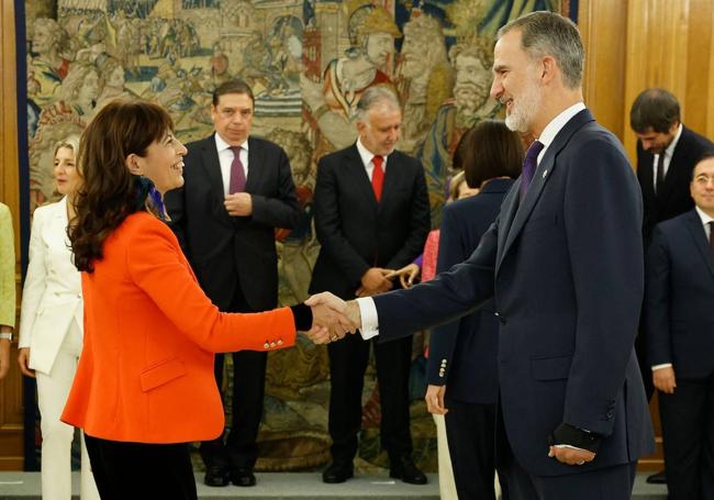 Ana Redondo saluda a Felipe VI antes de la foto protocolaria de familia.