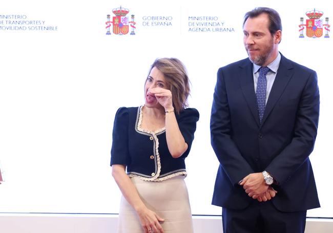 Raquel Sänchez, emocionada tras su discurso de despedida como ministra, junto a Óscar Puente.