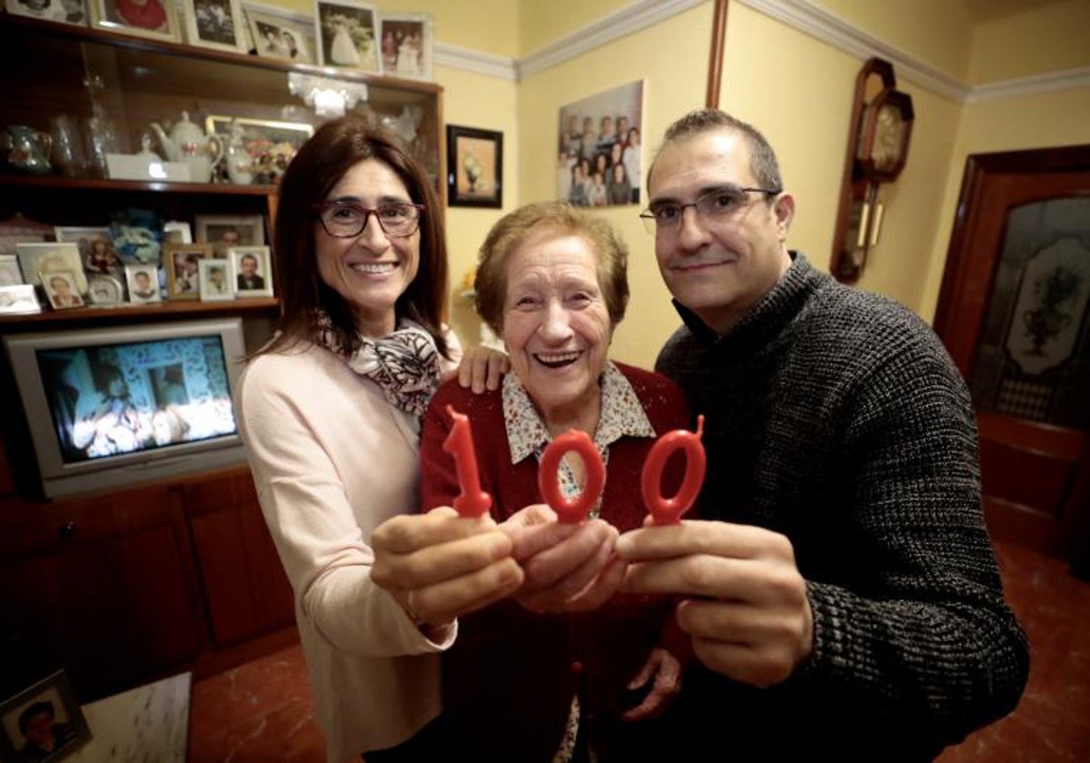 María Puertas Benito, centenaria, junto a sus nietos Eva María Plaza (51 años) e Iván Benito (42 años).