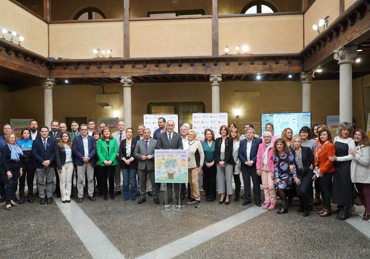 Autoridades y trabajadores, durante la presentación de la campaña.