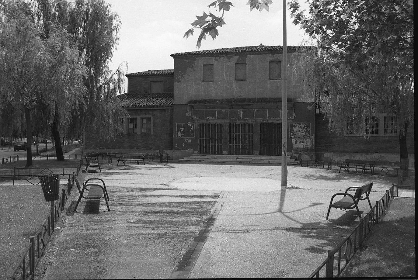 Aspecto del edificio del Cine Castilla a finales de los años noventa del siglo XX: