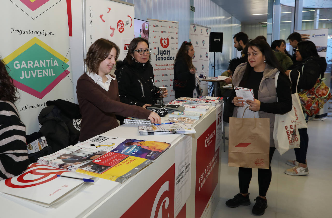 La VIII Feria del Empleo de la Cámara reúne a 400 jóvenes en el Lecrác