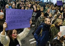 Zapatos rojos en recuerdo de mujeres asesinadas por su parejas y exparejas.