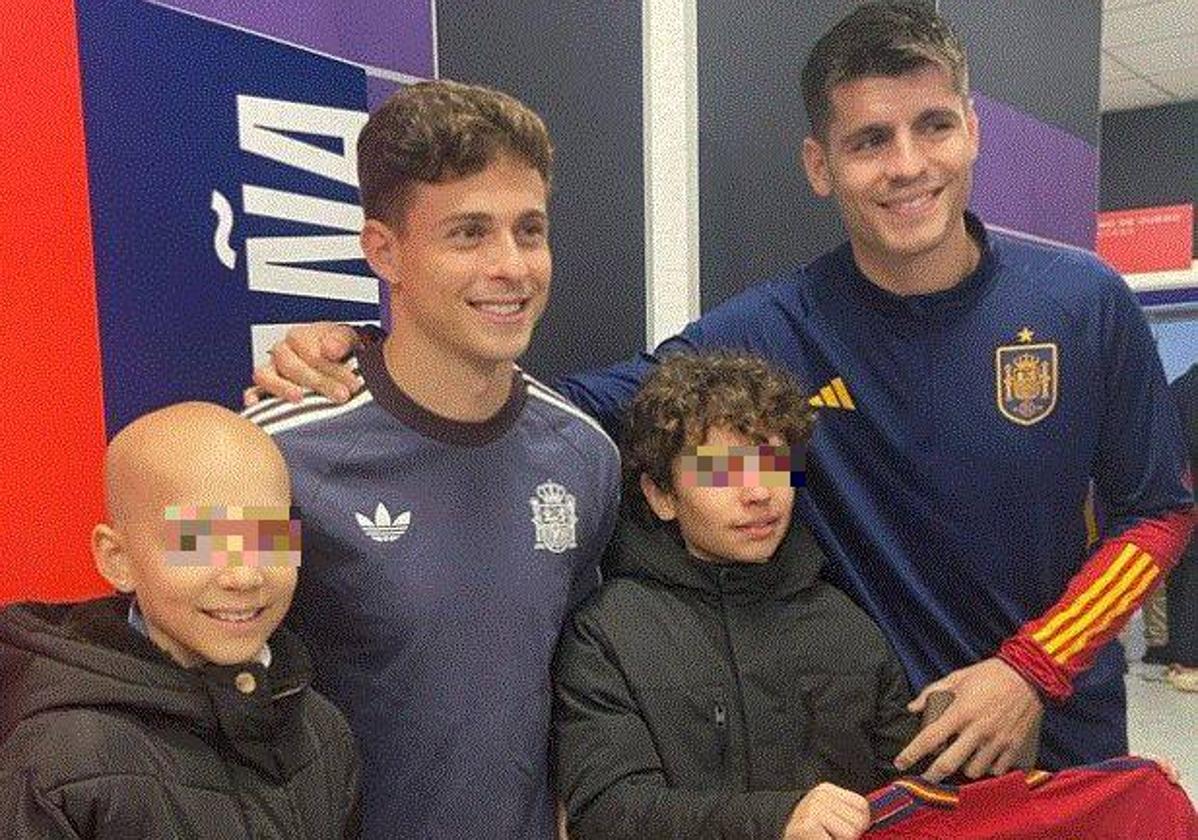 Los jugadores de la Selección Álvaro Morata y Rodrigo Riquelme posan con María y Hugo tras el partido contra Georgia en Zorrilla.