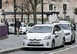 Varios taxis, en la plaza del Poniente.