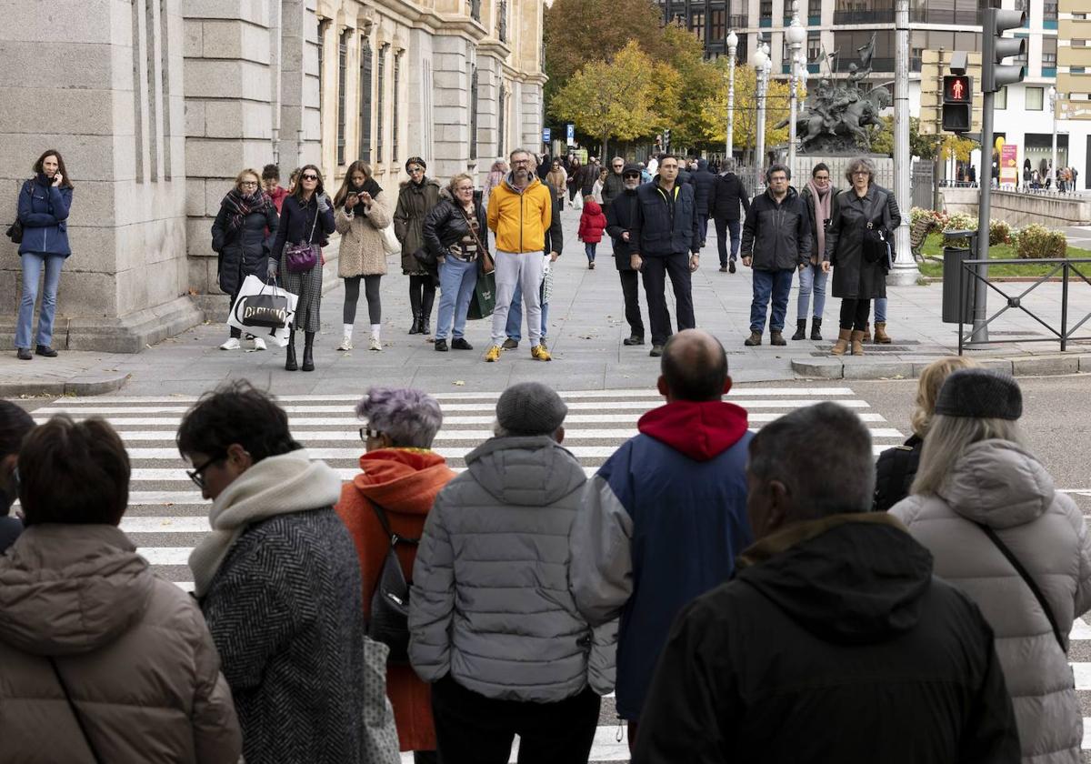 Varias personas, en el semáforo de San Ildefonso.