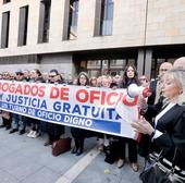 Abogados de oficio escenifican la huelga con una concentración ante los juzgados de Valladolid