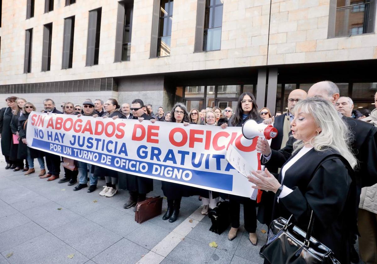 Durante la concentración de los letrados de oficio se dio lectura a un manifiesto.