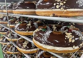 Roscón de chocolate al Pedro Ximénez, una de las variedades que se elaboran en el Obrador de El Corte Inglés de Madrid.