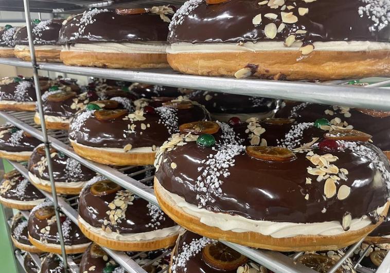 Roscón de chocolate al Pedro Ximénez, una de las variedades que se elaboran en el Obrador de El Corte Inglés de Madrid.