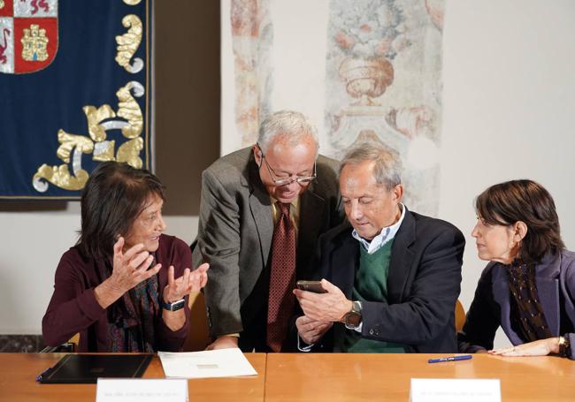 Elisa Delibes, el consejero Gonzalo Santonja, Germán Delibes y Camino Delibes, antes de la firma del comodato en la sala Fray Pío de la Consejería de Cultura, Turismo y Deporte.