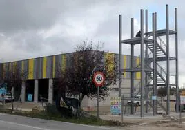 Trabajos de construcción de la torre en el parque de bomberos de Quitapesares.