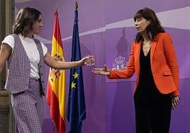 Ana Redondo (derecha), este martes junto a Irene Montero en el acto de entrega de la cartera ministerial.
