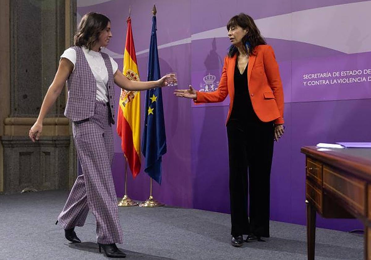 Ana Redondo (derecha), este martes junto a Irene Montero en el acto de entrega de la cartera ministerial.