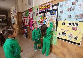 Alumnos de Dominicas disfrutan de la exposición montada con sus trabajos.