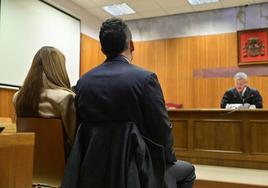 Los acusados atienden las indicaciones del juez al inicio de la vista oral.