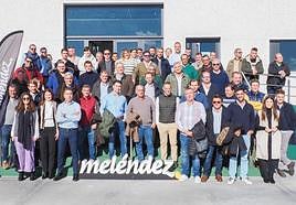 Javier Meléndez posa con los firmantes del documento.