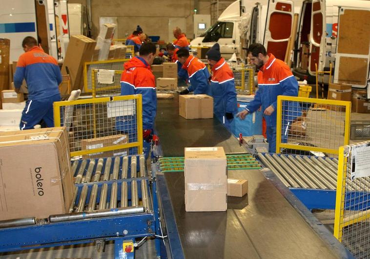 Preparación de paquetes en la nave de Seur en su nave de Valverde del Majano.