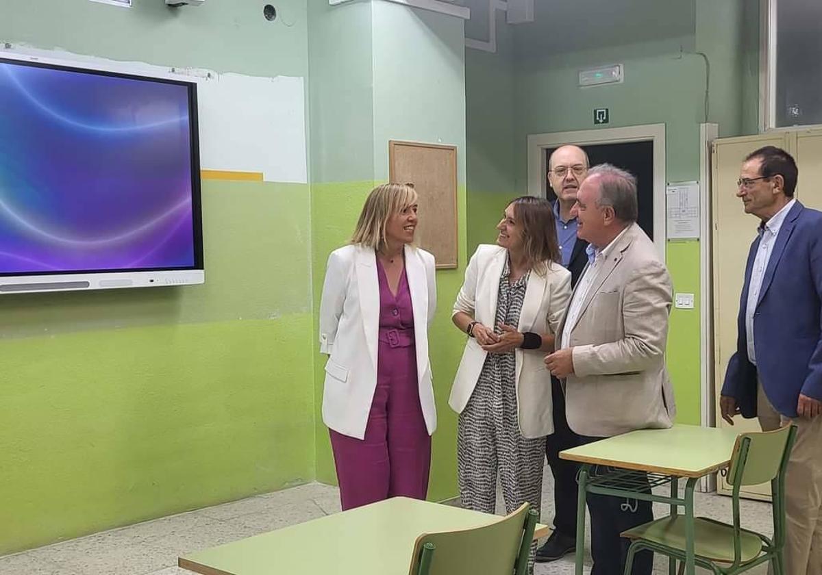 La consejera Rocío Lucas, en un centro educativo de Palencia observa el material tecnológico de un aula.