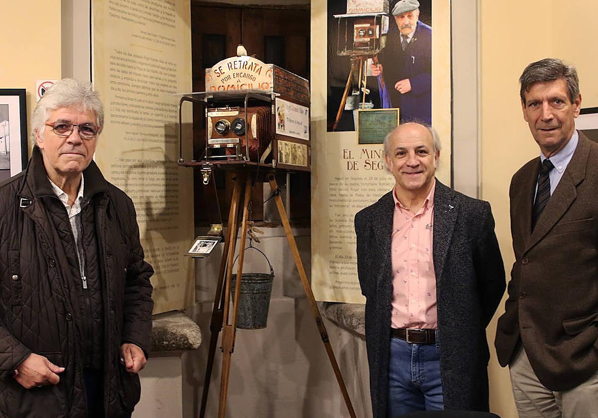 Ángel y Javier Román, con Rafa Cantalejo y la máquina de fotografías de el Minutero de Segovia.