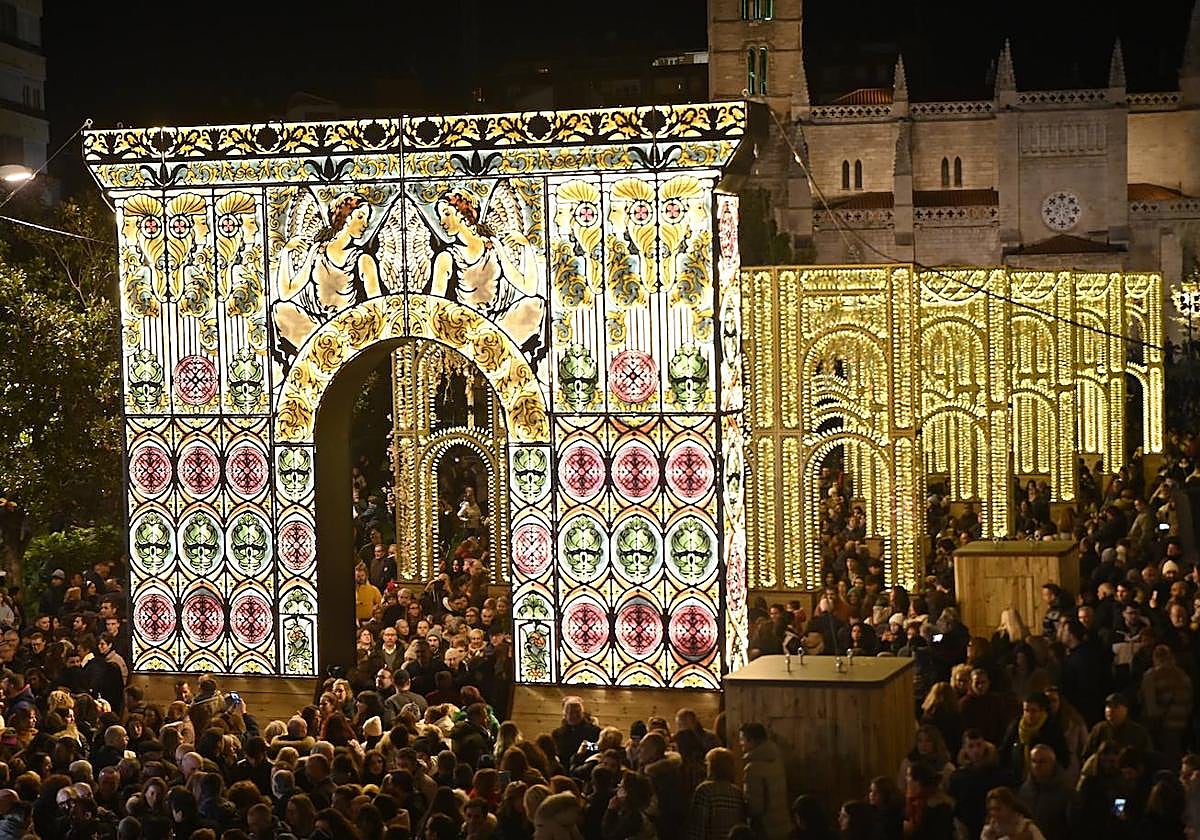 Arcos iluminados que presiden la plaza de Portugalete.