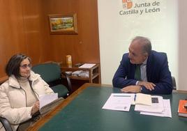 La alcaldesa de Támara, Concha Gallardo, en la reunión con el delegado de la Junta.