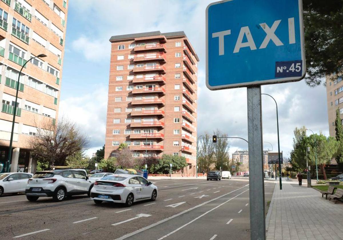 La parada de la calle Gloria Fuertes, una de las que se estudia eliminar.