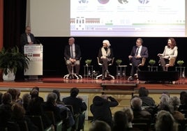 El periodista Francisco Cantalapiedra presenta la jornada con Jesús Julio Carnero (alcalde de Valladolid), Teófila Martínez (exalcaldesa de Cádiz), José Francisco Ballesta (alcalde de Murcia) y Mar Vázquez (alcaldesa de Almería)