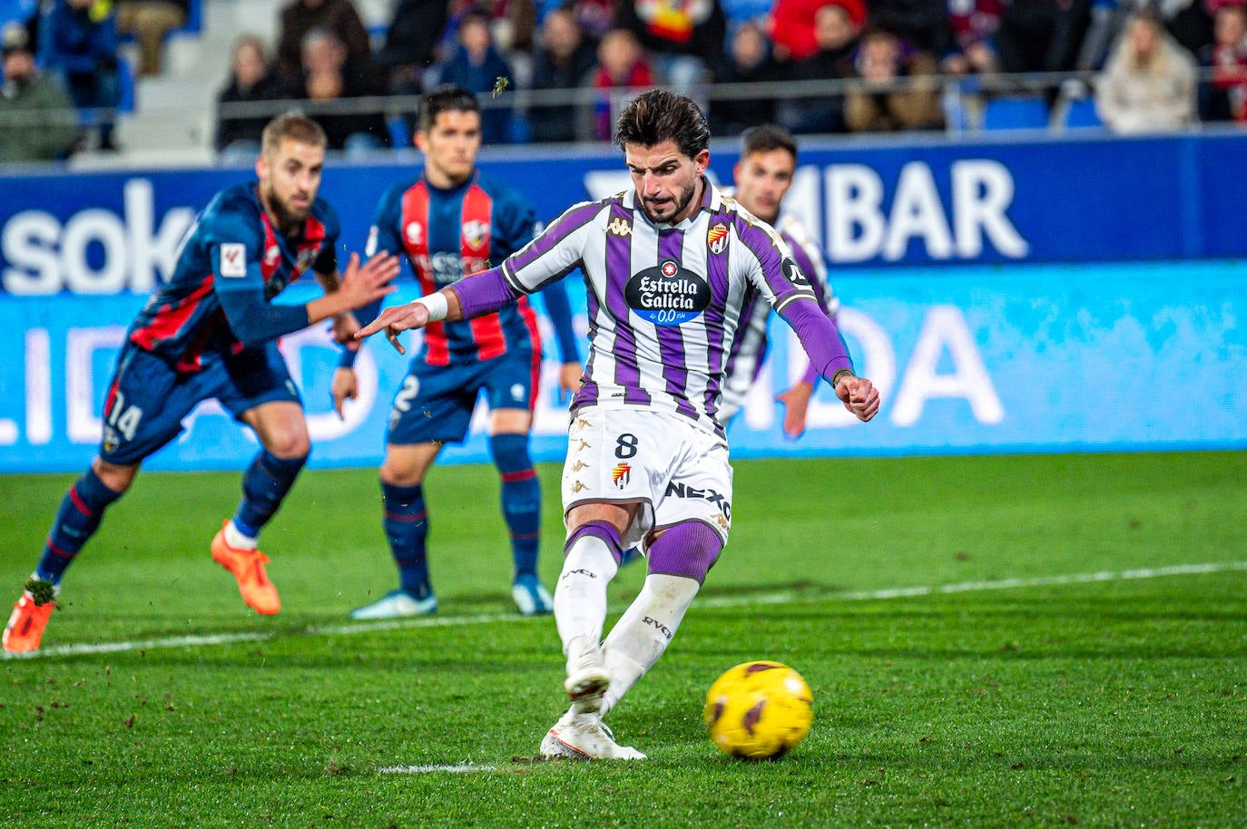 La victoria del Real Valladolid ante el Huesca, en imágenes