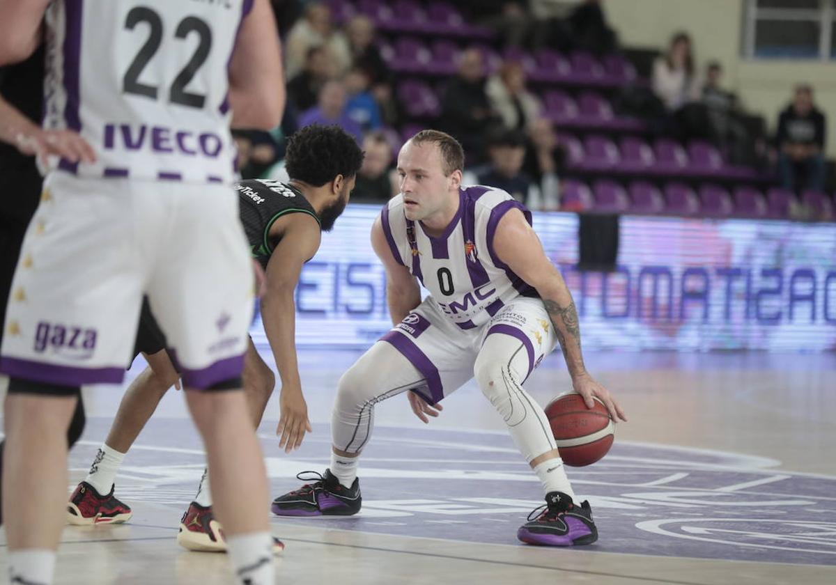 Devin Schmidt se pasa el balón por la espalda ante su defensor en el último partido.