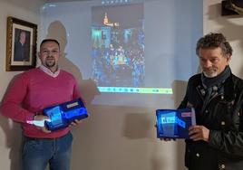Cristian Pérez Conde (i) y Jesús Guerra (d), junto a la fotografía ganadora.