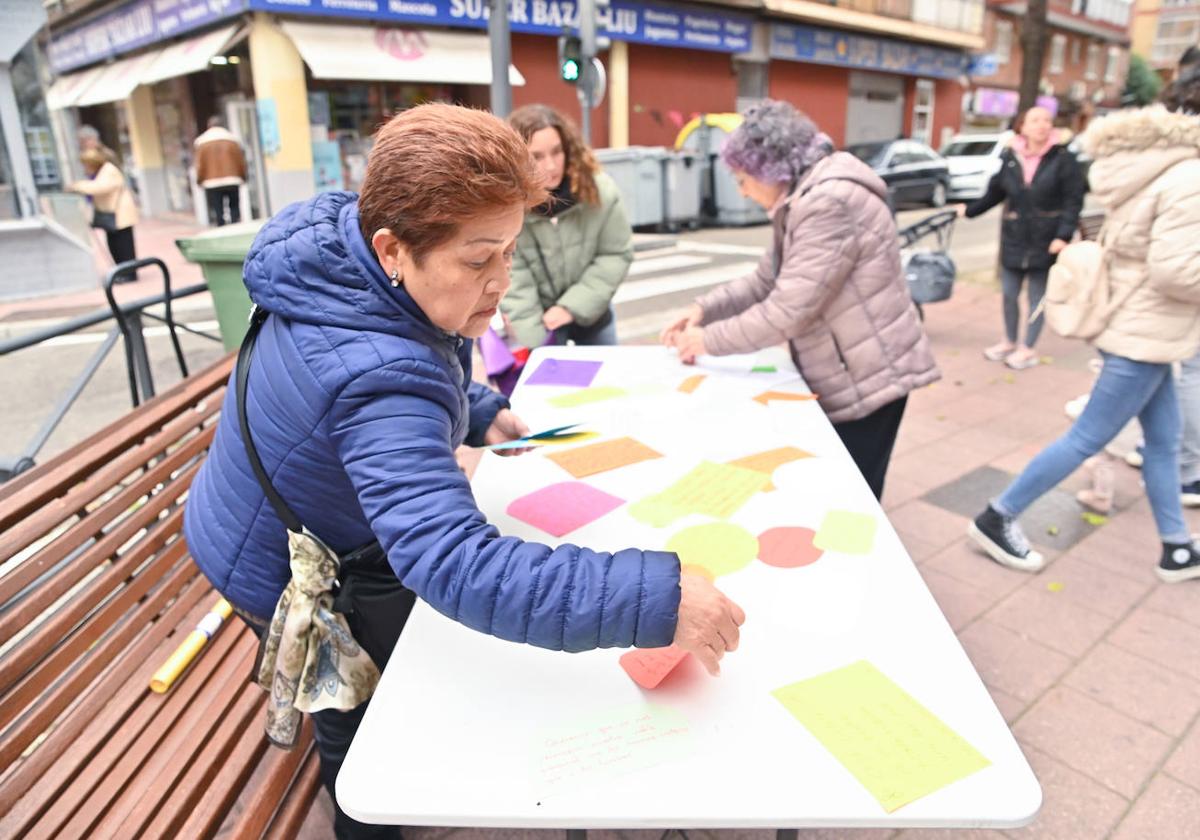 Mujeres de La Rondilla, durante la recogida de mensajes para la pancarta.