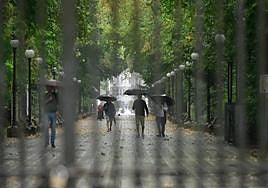 Varias personas pasean por el Campo Grande en una imagen de archivo.