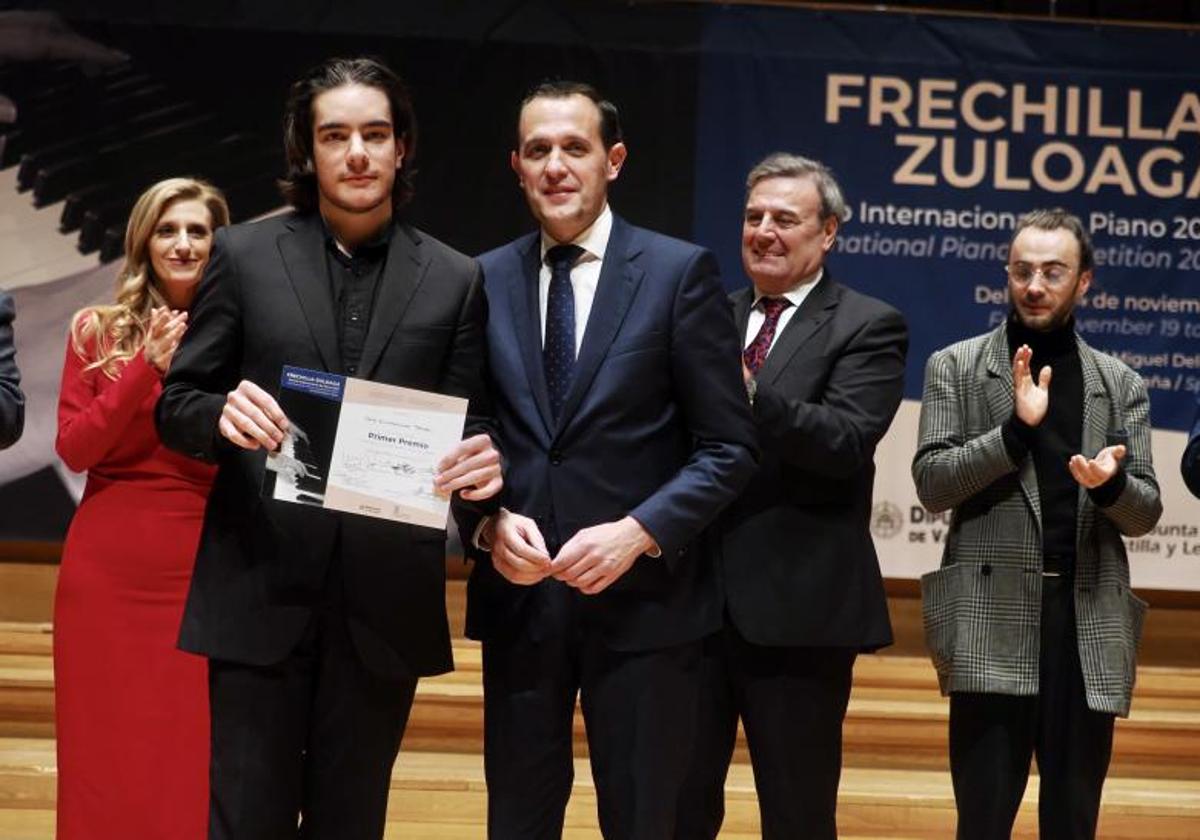 El ganador recibiendo su diploma en el certámen.