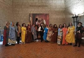 Participantes en el taller de baile cortesano en el Salón Rojo del Castillo de Fuensaldaña