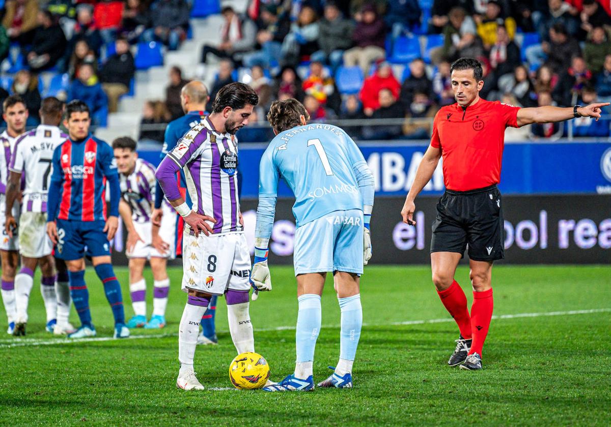 Monchu se dispone a lanzar el penalti, estorbado por Álvaro Fernández.