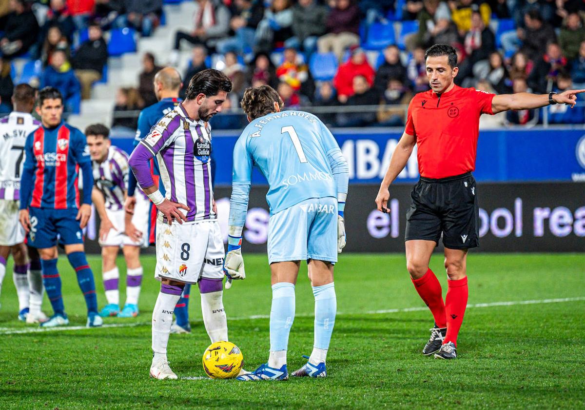 El árbitro manda al portero a ocupar su puesto bajo palos en el lanzamiento de penalti.