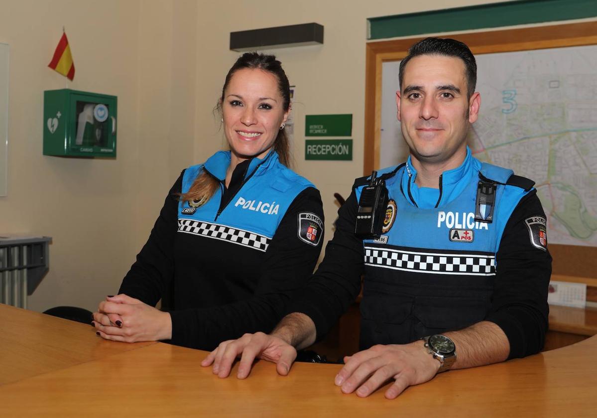 Ana Isabel Rubio y Óscar Celador, en el Cuartel de la Policía Local.