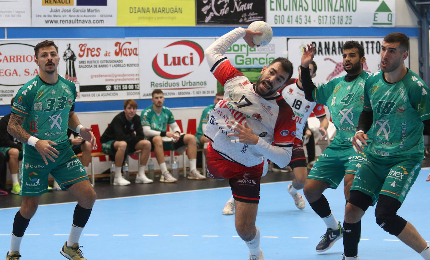 Victoria de Balonmano Nava ante el Puente Genil (27-26)