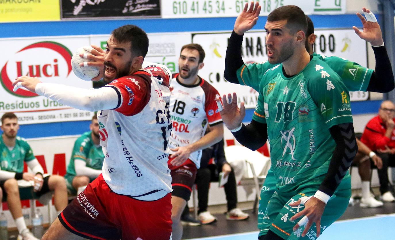 Victoria de Balonmano Nava ante el Puente Genil (27-26)