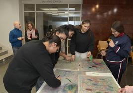 Un grupo de niños pinta en la Fundación Díaz-Caneja, en la jornada formativa del Secretariado Gitano.