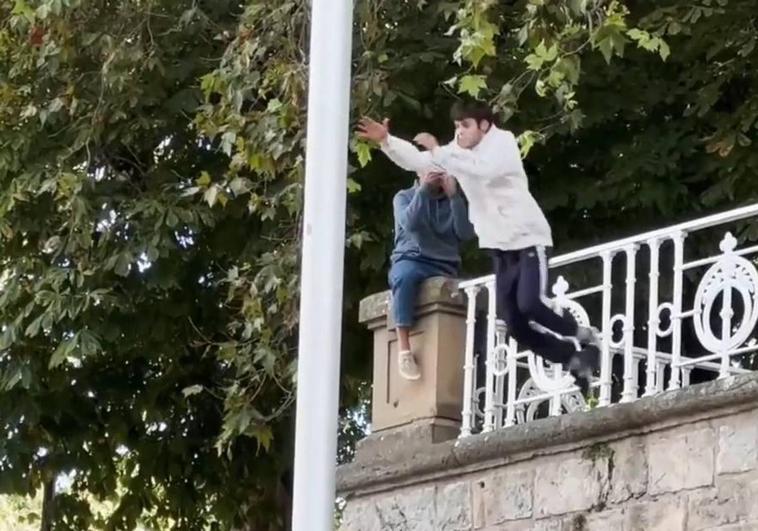 Marcos Llorente salta desde el muro para encaramarse a la farola.