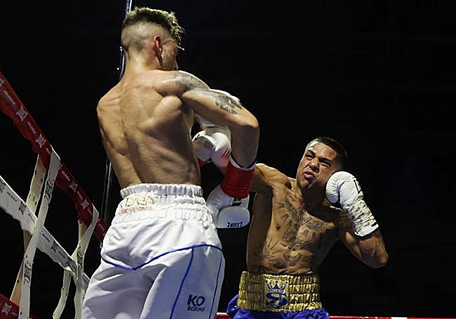 Salvi trata de conectar un golpe a la cara de Juanfe.