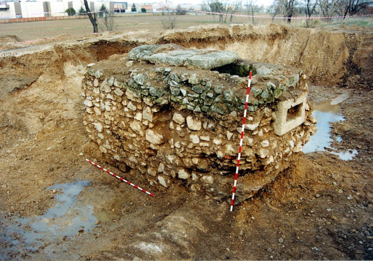 Imagen principal - Arriba, el registro subterráneo 9, localizado en las obras de la ronda de circunvalación VA-20 en el año 200. Debajo, a la izquierda, arca restaurada en el Parque de las Arcas Reales. A la derecha, interior de una de las arcas.