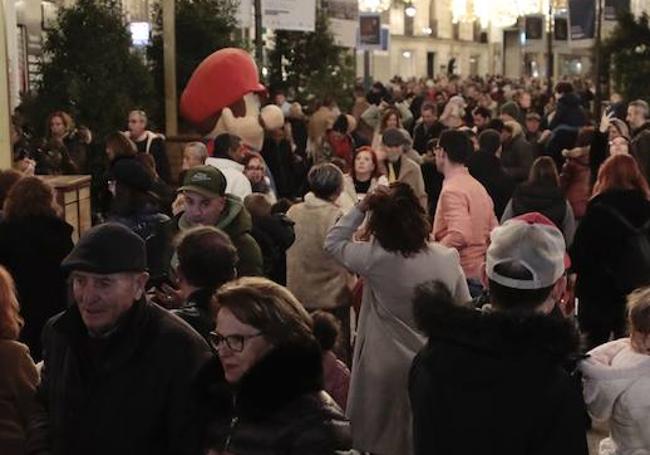 Ambiente navideño este fin de semana en la calle Santiago.