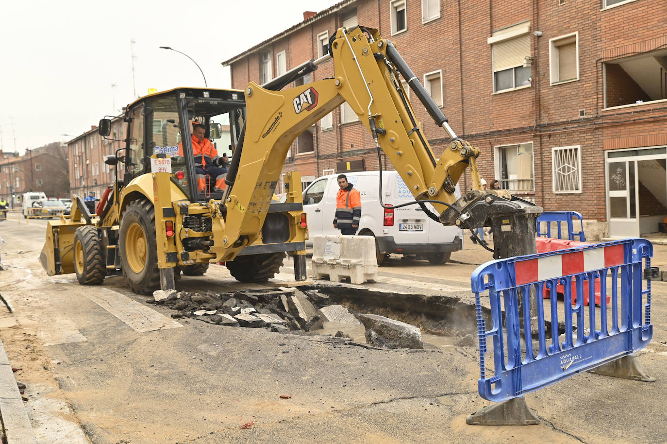 El reventón de una tubería en Valladolid, en imágenes