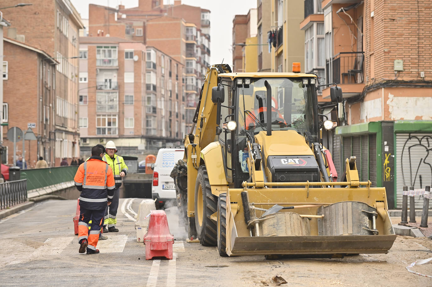 El reventón de una tubería en Valladolid, en imágenes