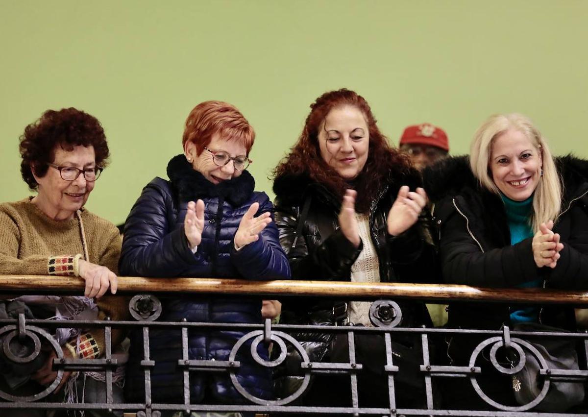 Imagen secundaria 1 - Óscar Puente y Ana Redondo se despiden de los concejales del resto de los grupos. Mujeres en la tribuna de invitados. Puente da la mano a los dos ediles de Vox. 